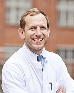 Ein Portraitfoto von Prof. Dr. Med. Dr. Phil. Martin Ebinger.