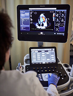 Ärztin blick auf einen Ultraschall Monitor 