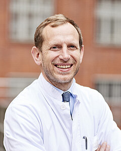 Ein Portraitfoto von Prof. Dr. Med. Dr. Phil. Martin Ebinger.