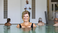 Eine Patientin in einem Schwimmbecken.