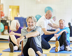 Die Medical Park Patienten nehmen an einem Gymnastiktraining in der orthopädischen Reha teil.